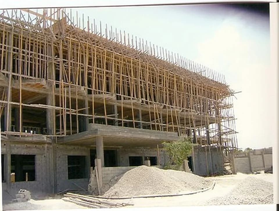 مبنى متعدد الطوابق قيد الإنشاء مع السقالات
